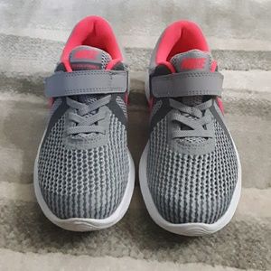 GIRLS NIKE TENNIS SHOE